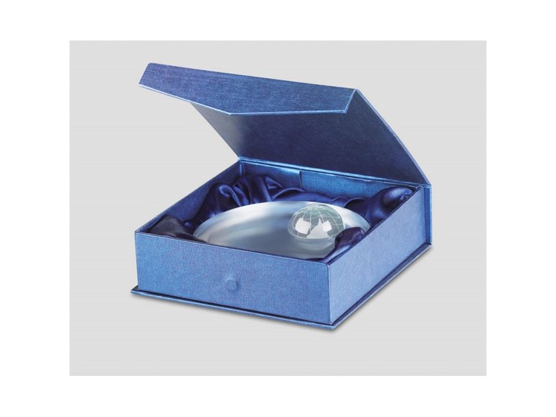 Glazen trofee met wereldbol