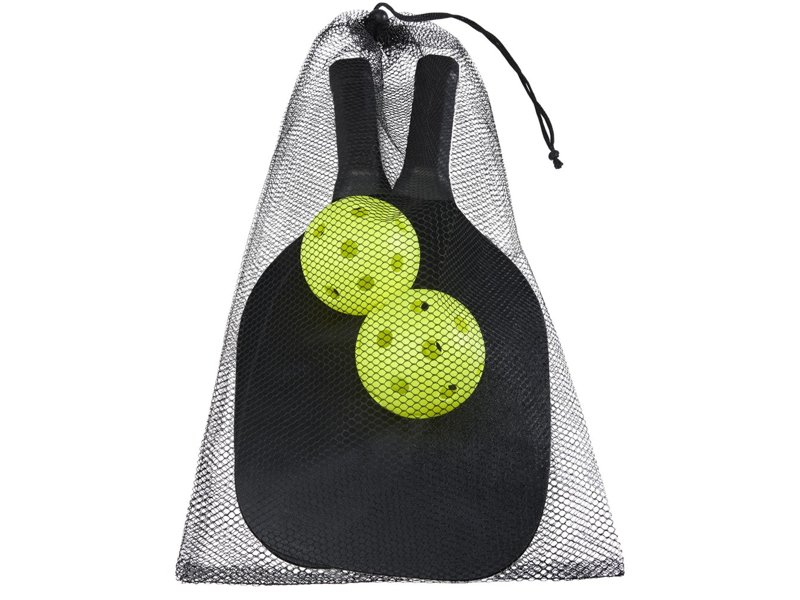 Enrique peddelset in een zak van mesh